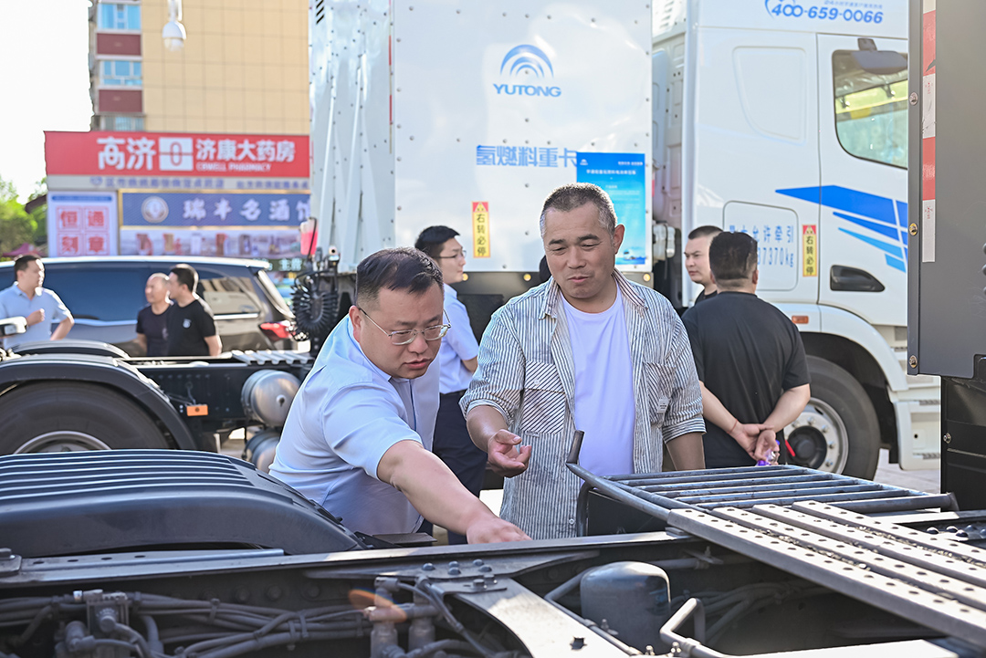 跑赢每一度丨从乌市到新乡，宇通重卡唱响新品上市“双城记”